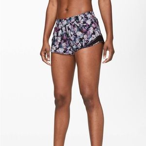 Lululemon Hotty Hot 2.5” Size 6 Utopia Multi/ Deep Phantom (2019)